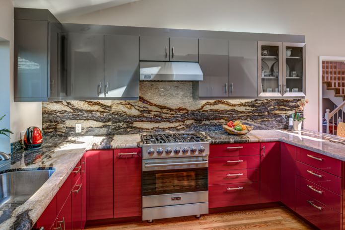 Ensemble de cuisine avec fond rouge et dessus gris
