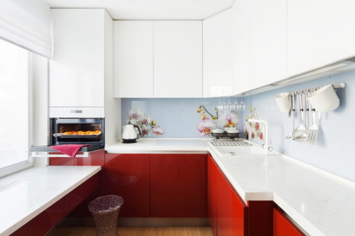Un ensemble de cuisine avec un fond blanc et un dessus rouge