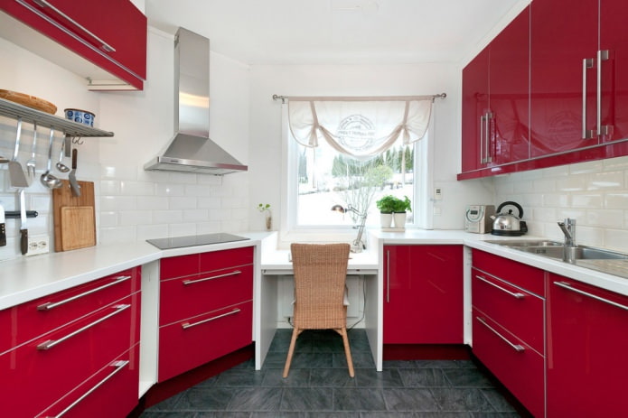 rideaux dans la cuisine avec des façades rouges