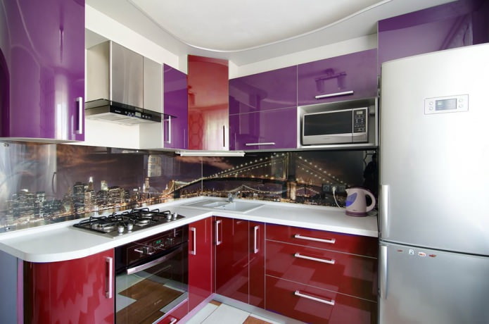 Ensemble de cuisine rouge et violet