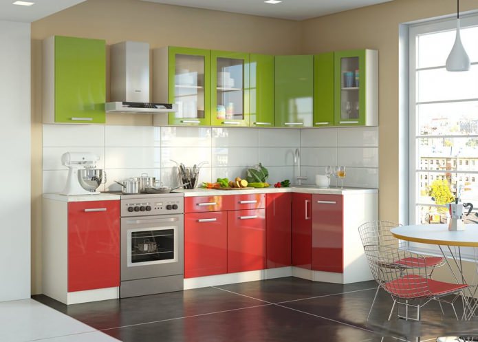 Un ensemble avec un fond rouge et un dessus vert clair