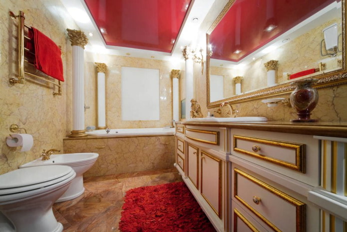 Salle de bain combinée avec un grand miroir