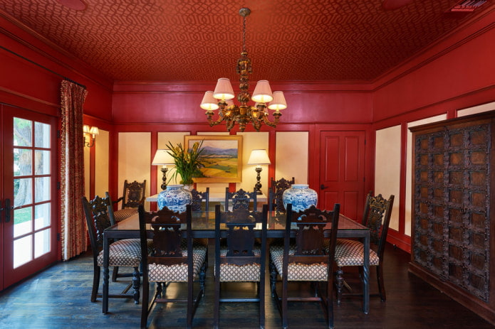 Salle à manger rouge avec motifs au plafond
