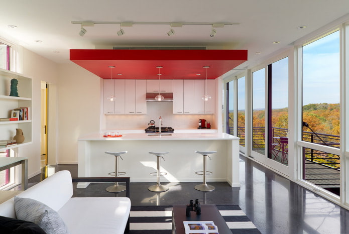 plafond avec une niche et des fenêtres panoramiques