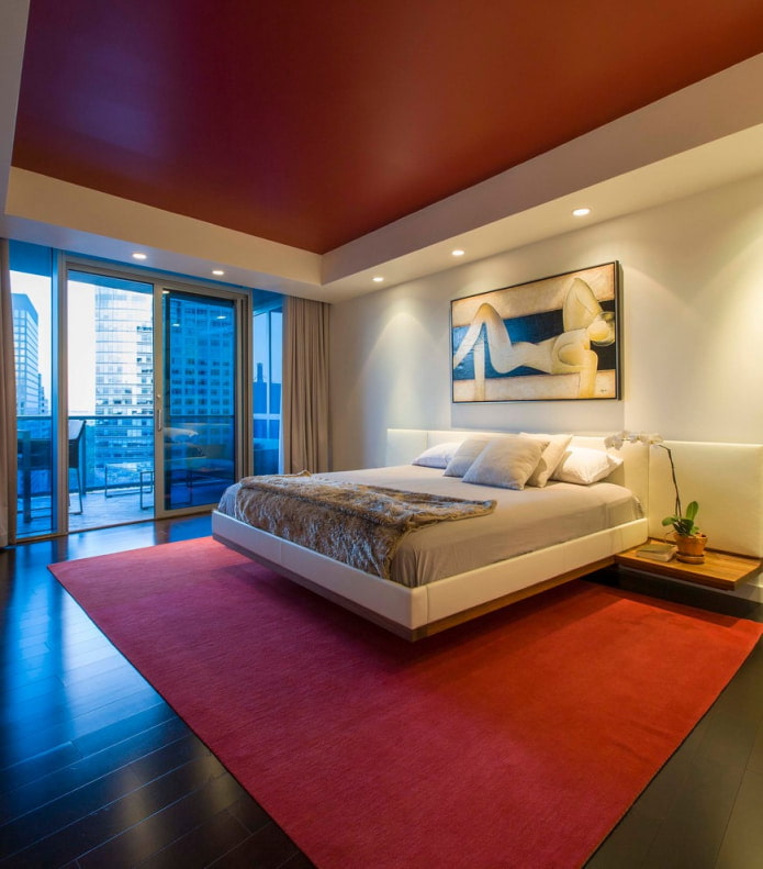 Chambre avec tapis rouge de la couleur du plafond