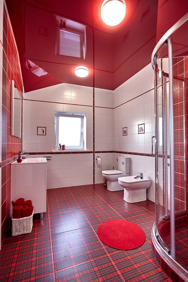 Plafond tendu rouge brillant dans les toilettes