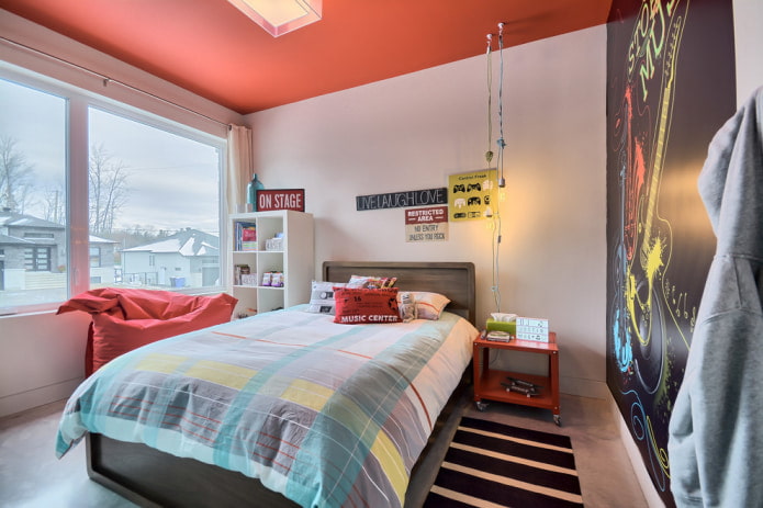 Plafond rouge clair dans une chambre d'adolescent