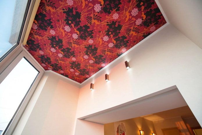 papier peint rouge avec une fleur au plafond