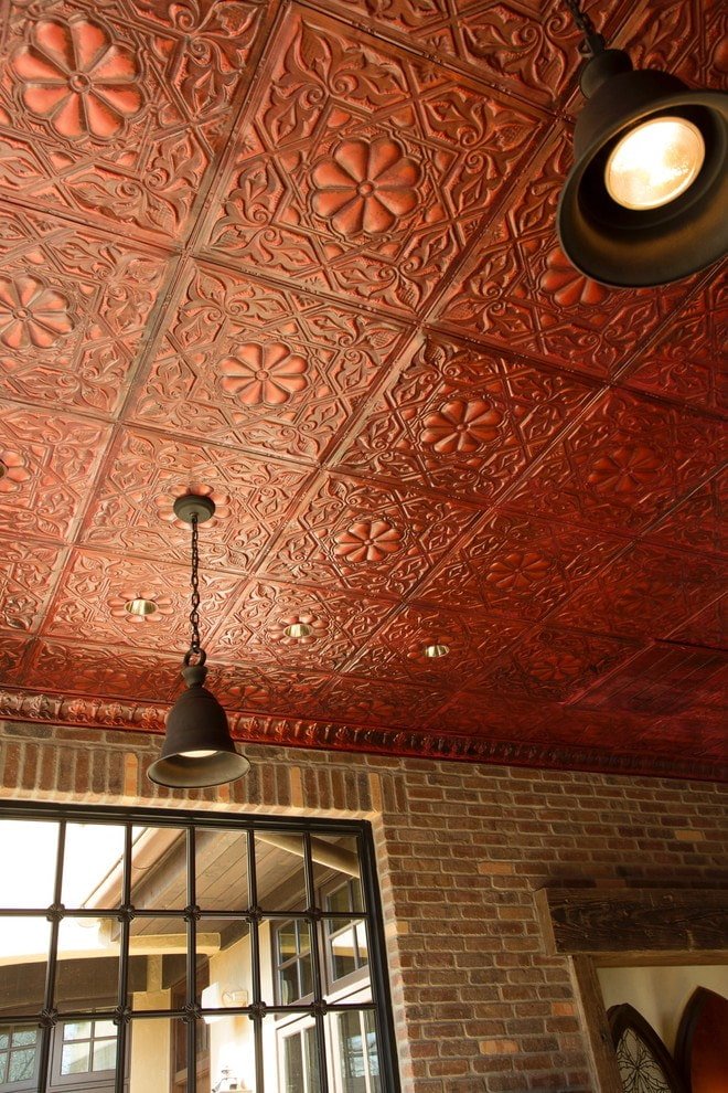 carrelage rouge foncé au plafond
