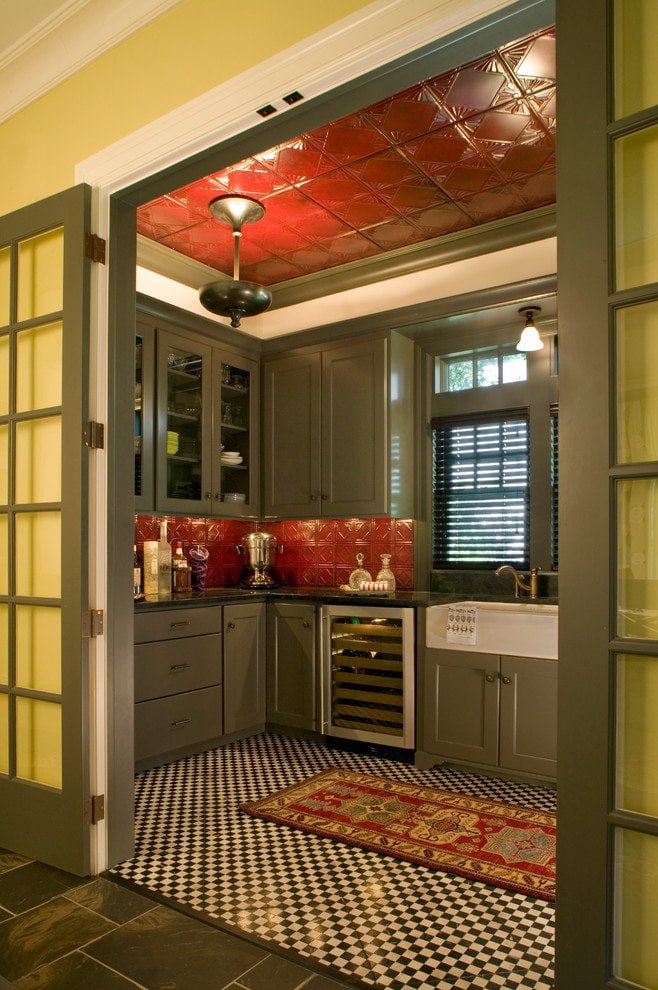 carrelage brillant à l'intérieur de la cuisine