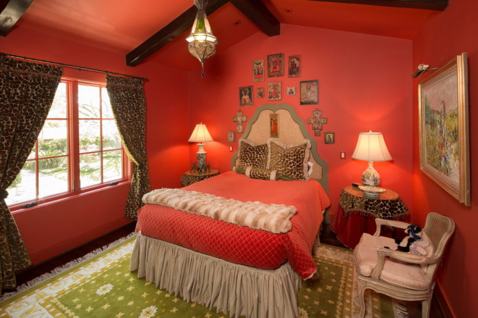 Chambre rouge dans un intérieur de maison de campagne