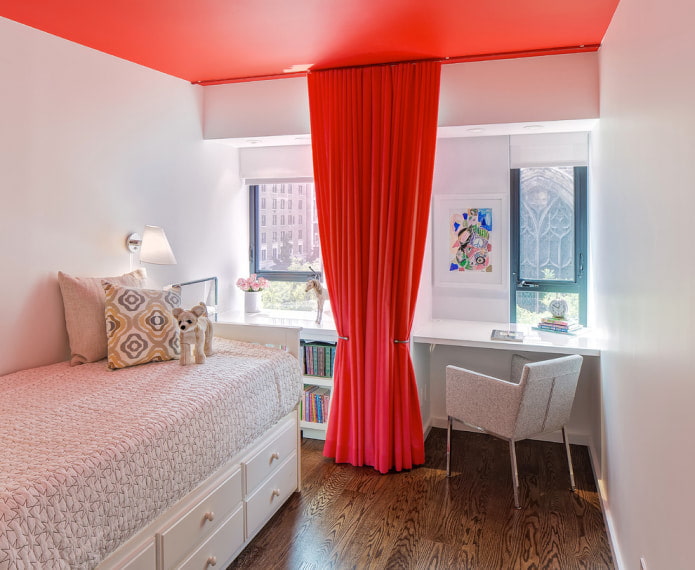 Plafond satiné dans une chambre d'enfant avec des murs blancs
