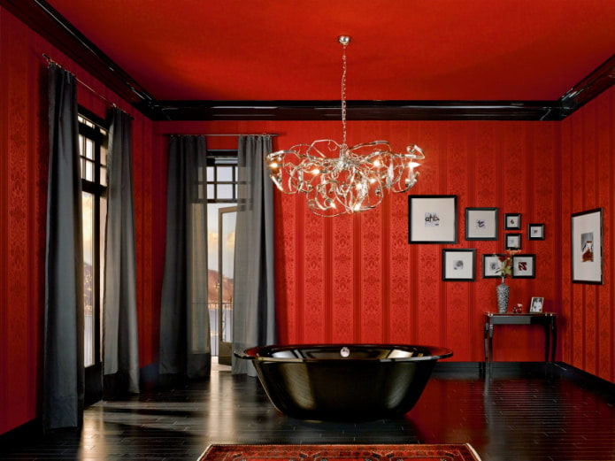 Sol noir dans une salle de bain rouge spacieuse