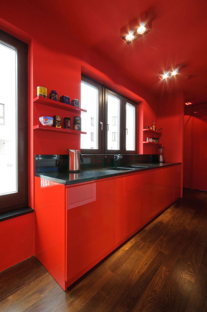 Cuisine entièrement rouge avec parquet