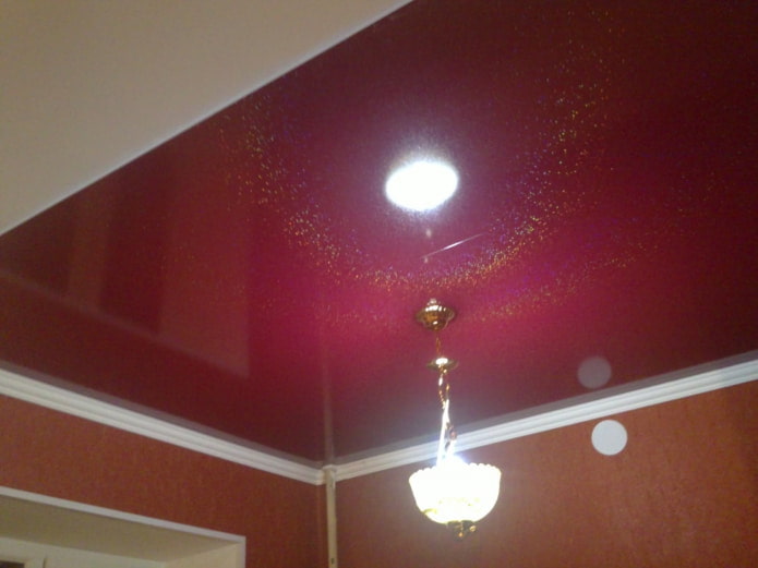 plafond avec paillettes dorées