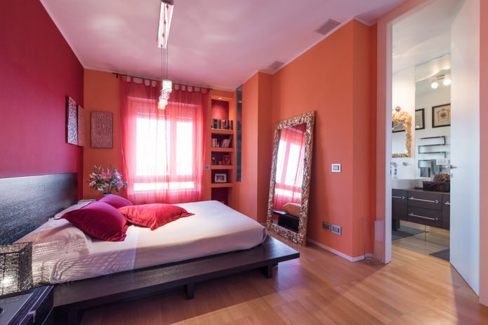 chambre avec murs rouges