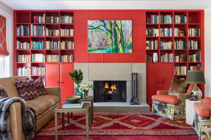armoire rouge mate sur tout le mur