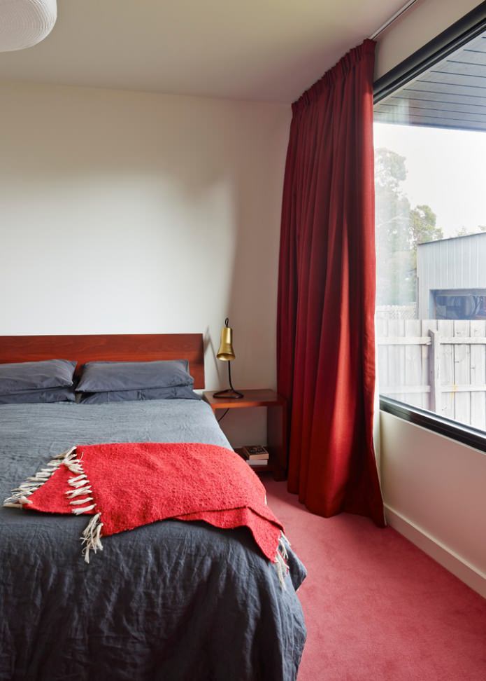 rideaux rouges et tapis