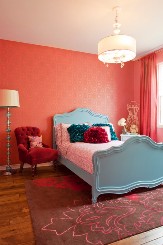 chambre turquoise et rouge avec plafond blanc