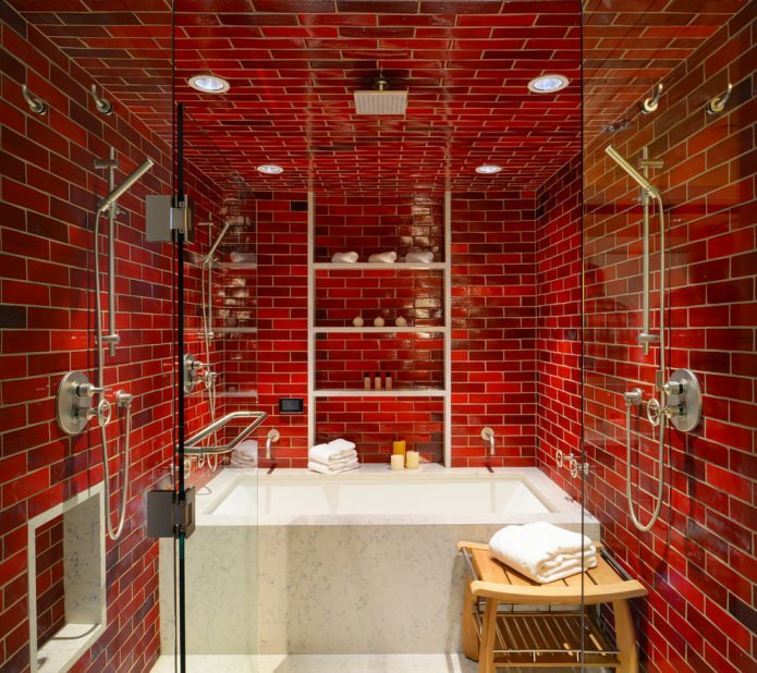 murs en briques rouges dans la salle de bain