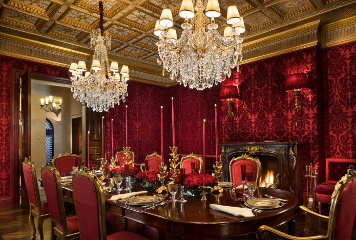 Intérieur rouge et or