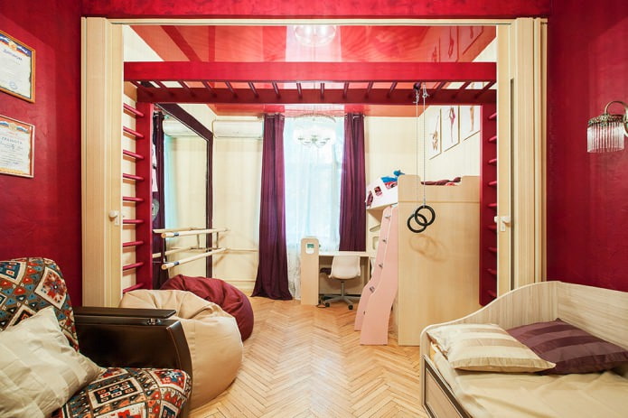 murs et plafond rouges dans une chambre d'enfant