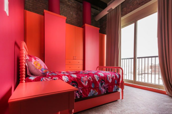 Meubles rouges dans la chambre d'enfant
