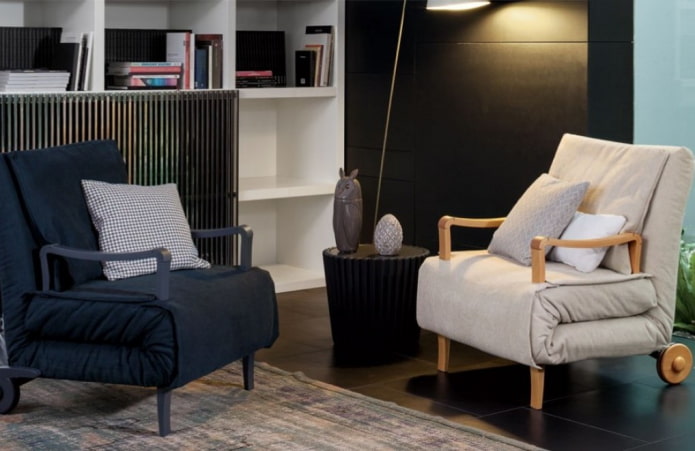 Chaise pliante dans un salon