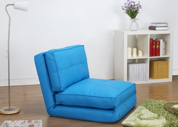Chaise pliante bleue à l'intérieur