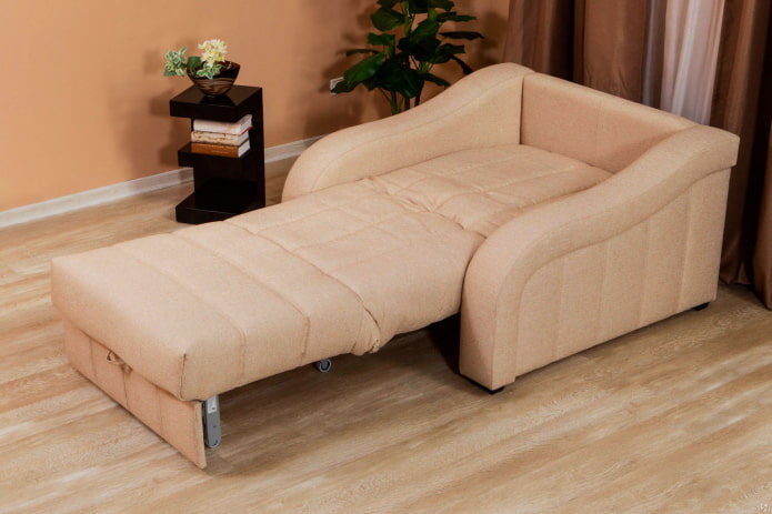 Chaise pliante beige à l'intérieur