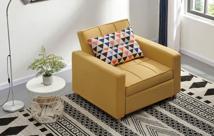 Chaise pliante jaune à l'intérieur