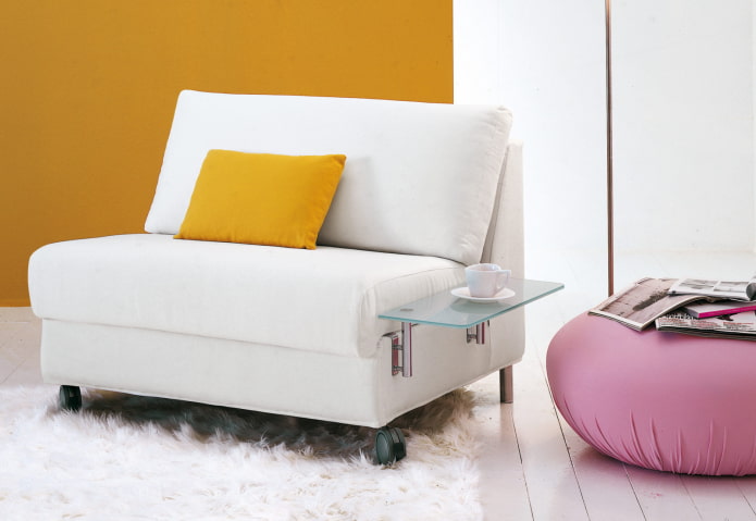 chaise pliante avec une table à l'intérieur