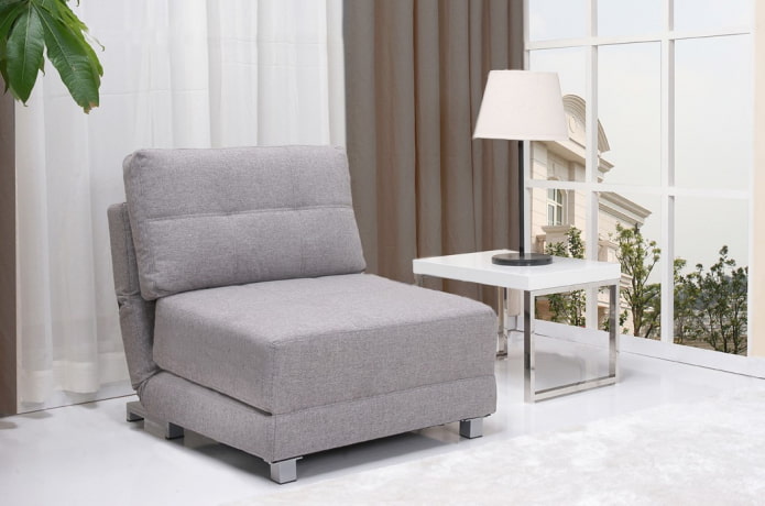 Chaise pliante grise à l'intérieur