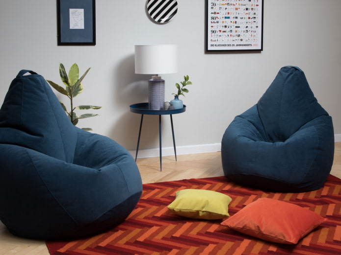 fauteuils poufs dans le salon
