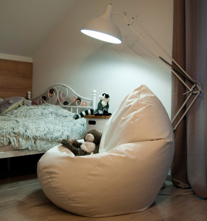chaise près du lit de l'enfant