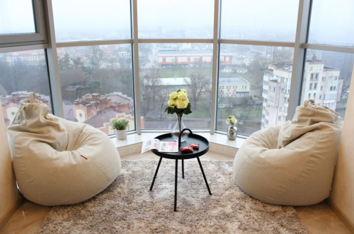 Deux poufs sur une loggia panoramique