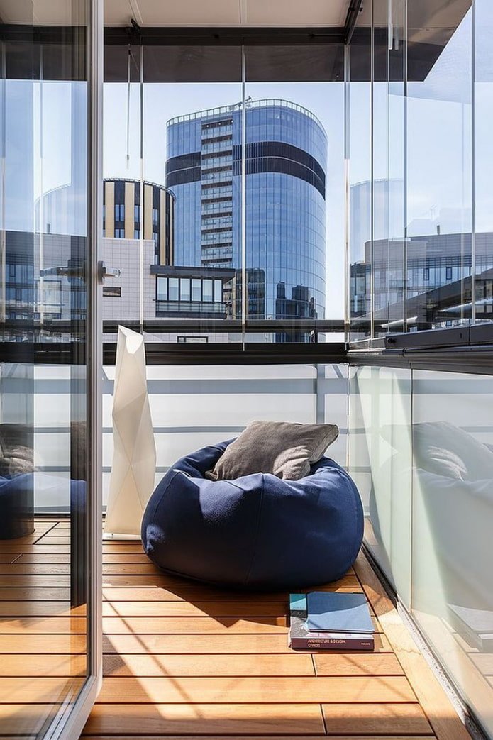 Fauteuil pouf sur le balcon