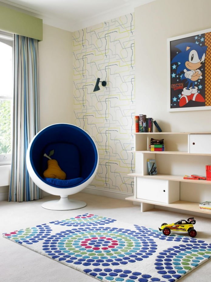 Chaise boule dans la chambre d’enfant