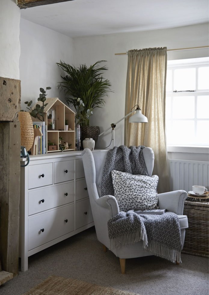 chaise claire dans la chambre d'enfant