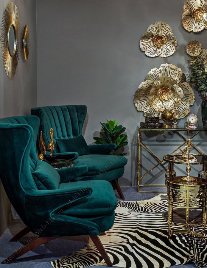chaises en velours foncé