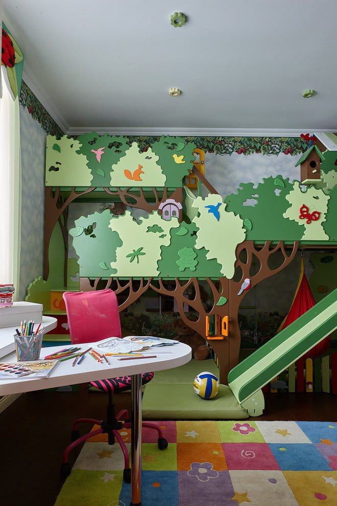 Chambre d'enfant avec toboggan