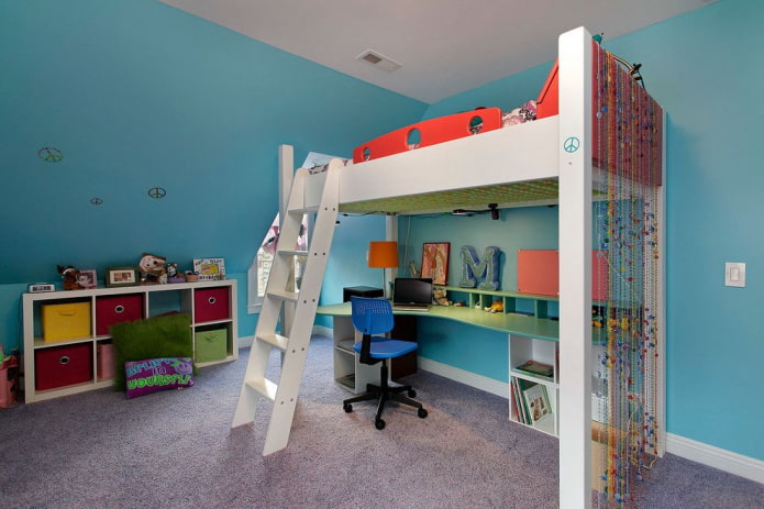 Chambre d'enfant moderne avec un lit mezzanine