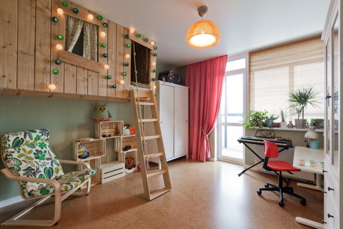 Lit en forme de maison dans une chambre de fille