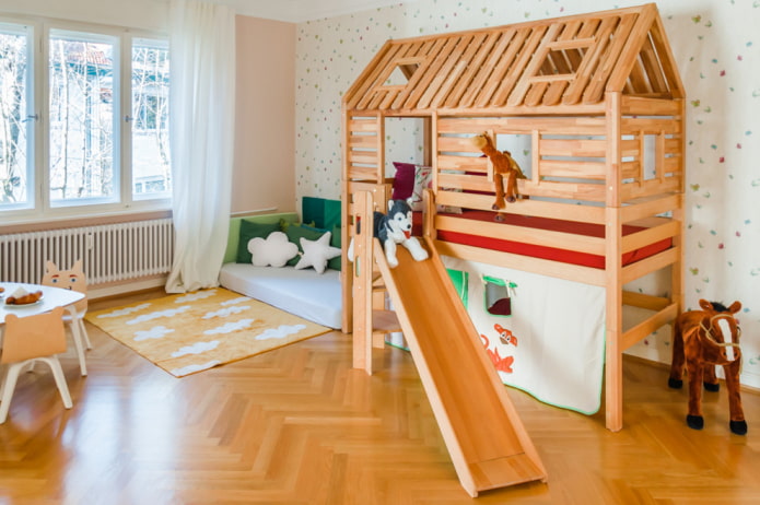 Un lit cabane avec échelle dans une chambre d'enfant