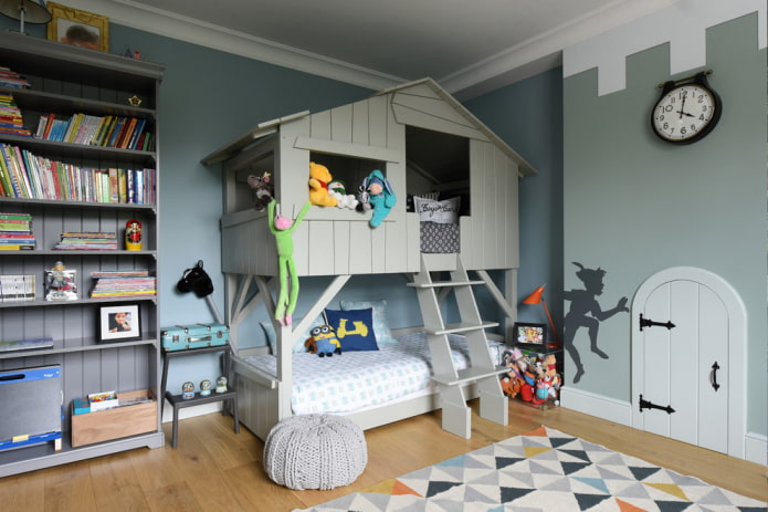 Lit superposé en forme de maison dans la chambre d'enfant