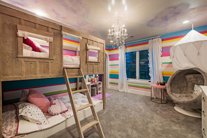 Lit superposé en forme de maison dans la chambre d'enfant