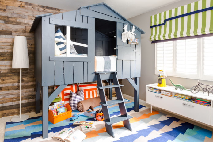 Lit en forme de maison avec échelle dans la chambre d'enfant