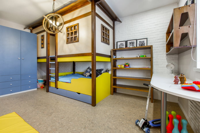 lit en forme de maison dans une chambre de garçon