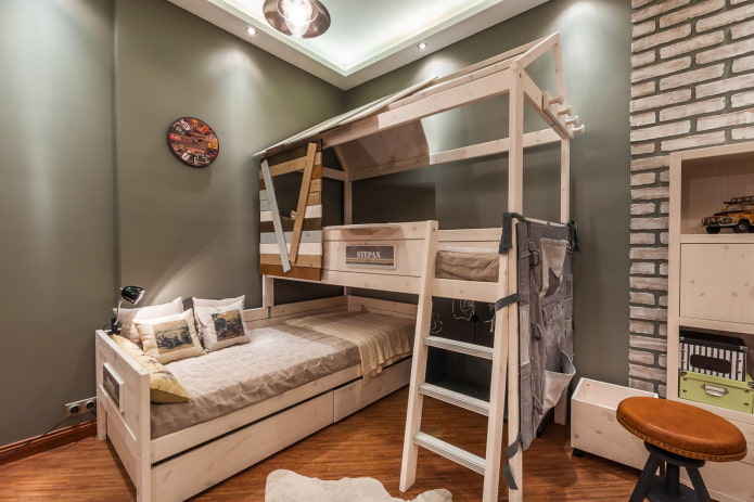 lit d'angle en forme de maison dans la chambre d'enfant