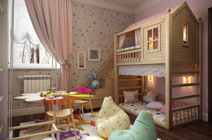 Lit en forme de maison dans une chambre de fille